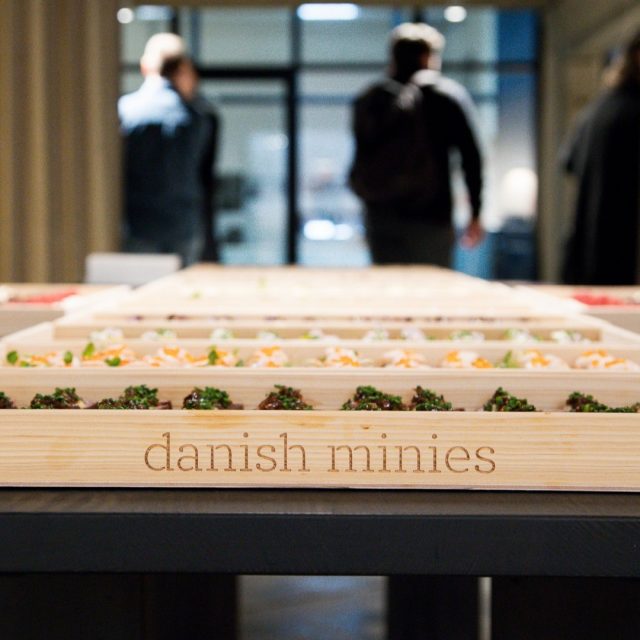 @eberhartfurniture serverede Danish Minies i deres nye showroom i går 👏❤️
Skal du også snart holde reception, så book på danishminies.dk 🤩