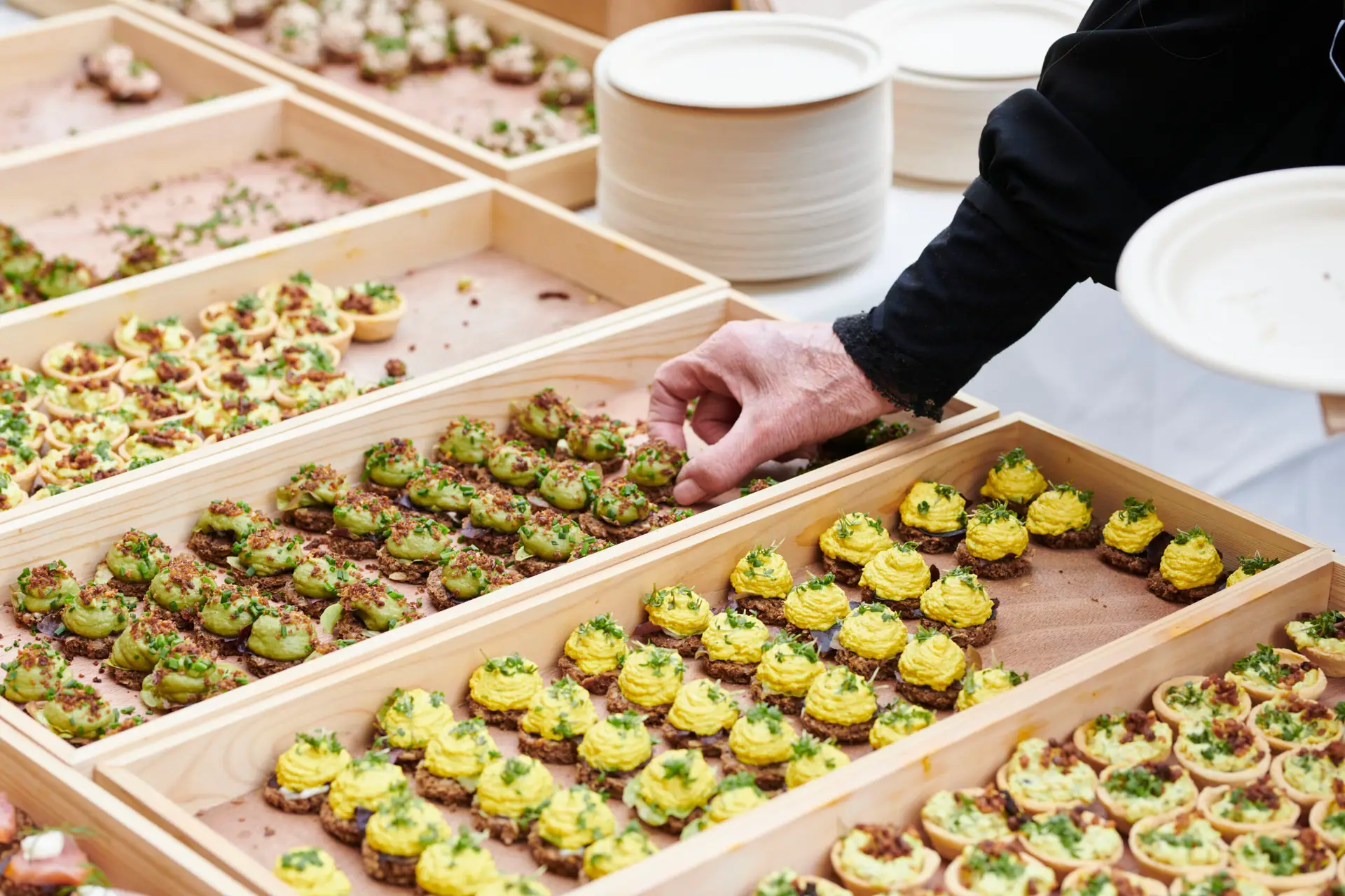 Billede af et udvalg af Danish Minies smørrebrød præsenteret i træbakker