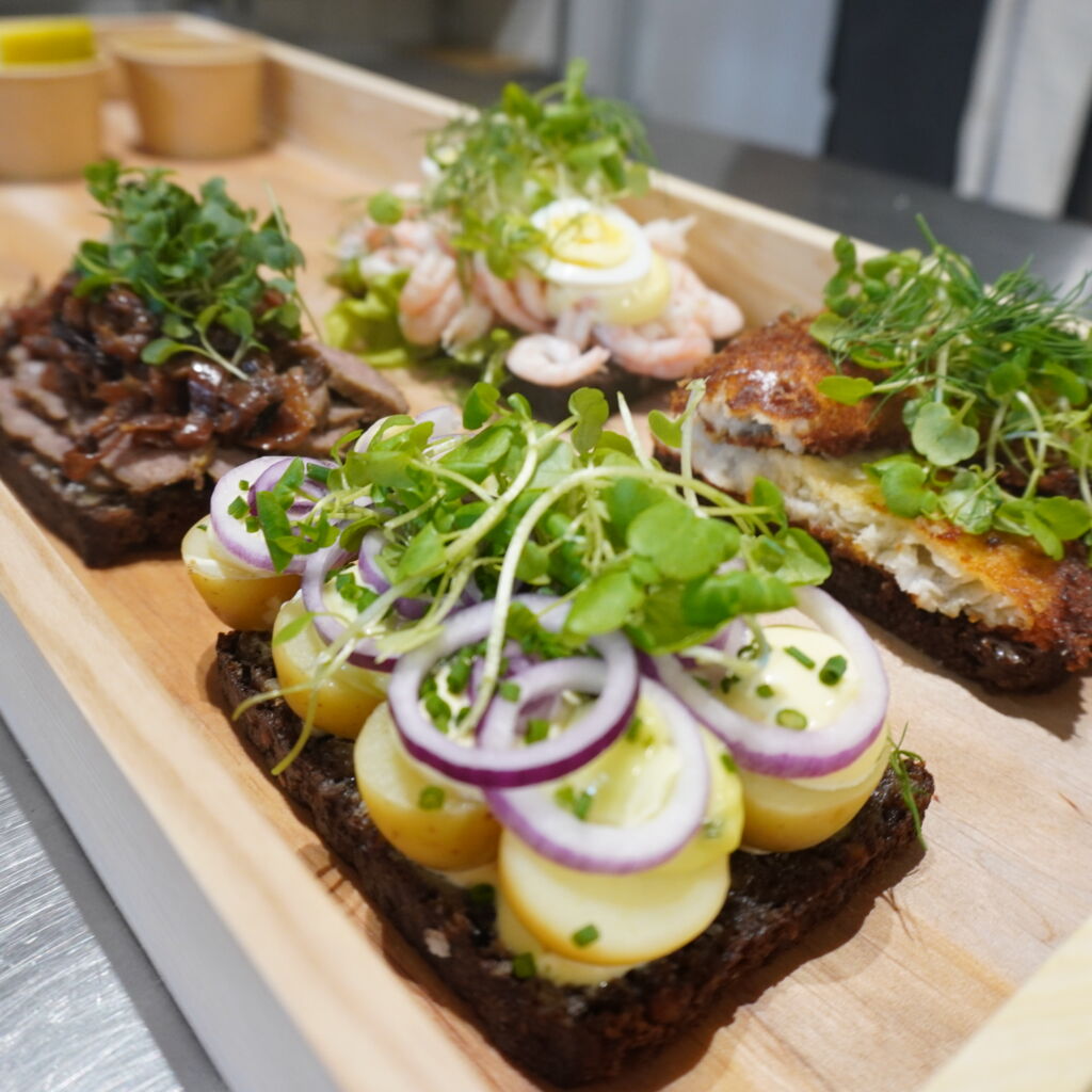 Klassiske danske smørrebrød til catering